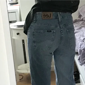Vintage Lee-jeans - Bilderna lånade från förra säljaren! Har aldrig använt dessa själv, de är i nyskick. Uppsydda så skulle gissa att de passar någon mellan 160-165 cm, de uppsydda sömmarna går givetvis att sprätta! Köpare står för frakt🧚‍♀️
