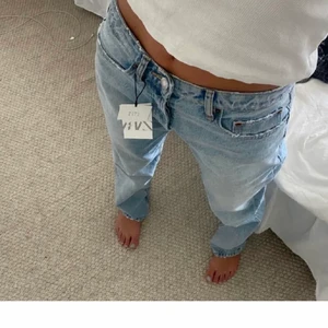 Zara jeans 34 - Säljer mina super snygga aldrig använda slutsålda zara mid rise jeans i str 34!! Aldrig använda! Buda från 200 eller köp direkt för 600!❤️ köparen står för frakt