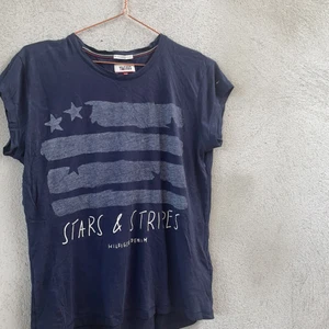 Hilfiger Demin T-shirt  - En mörkblå t-short från tommy hilfiger. Mycket mjukt material med vitt tryck på magen. 