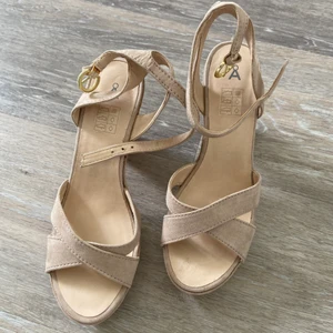 Klackskor Åhléns  - Super fina beiga klackskor från Åhléns som endast är använda en gång på en skolavslutning. Fint skick🤍 har även ett par exakt likadana fast svarta i samma skick 10cm klack🤍 150kr/st  ‼️ svart sålda