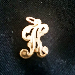 18 karat äkta guld hänge L 23 cm - Fint hänge i äkta 18 k guld stämplat 750, mycket fint skick. Lång 23 cm