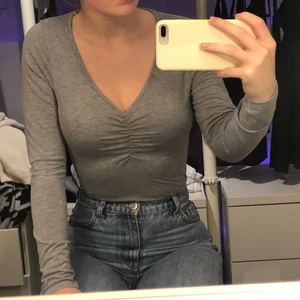 V-ringad body - En V-ringad långärmad grå body. Skönt material och i br skick. Köparen står för frakten💗