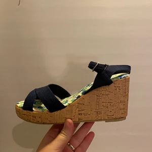 Klackar strl 37 - Ett par splitternya kilklackar i storlek 37! 75kr eller bud💓