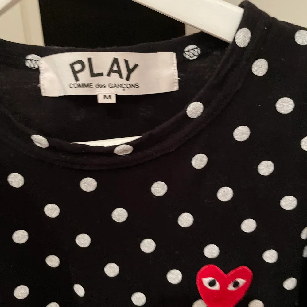 Långärmad t shirt som är svart med vita prickar och ett rött hjärta. Köpt på NK.. Tröjor & Koftor.
