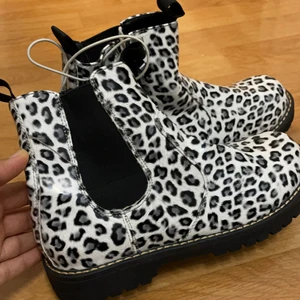 Så fina barn skor - Så fina och inte alls använda barn skor. Passar perfekt till höst och jättefina som barnen oftast älskar