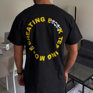 VLONE x Testing x ASAP Rocky t-shirt - Säljer en helt oanvänd t-shirt från VLONE x Testing x ASAP Rocky-collab. Storlek XL, fit är mellan L/XL för mig som är 182cm / 82kg. Köparen står för frakt vid paket. 