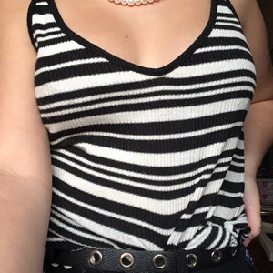 Svart vit linne storlek S - Linne som är svart och vit 