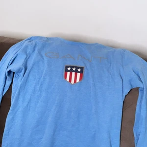 Gant tröja  - Schyst Gant tröja som jag har i flera fina färger från KidsBrandStore. Storlek: M, känns som M/L. Haft den ett tag och känner att jag inte har användning för den längre, den är i bra skick :) säljer för 100 kr 