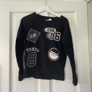 Tröja - En svart tröja med tryck från H&M i storlek: XS, vilket motsvarar storlek 34. Nypris 149kr. Frakt kan man välja mellan spårbar och icke spårbar.
