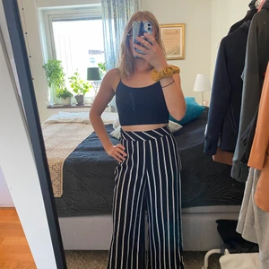 Kostymbyxa från H&M i storlek 36 - Mörkblå/vit randig kostymbyxa i storlek 36. Bra skick. 