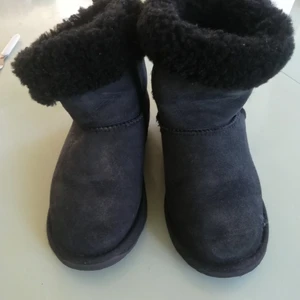 Uggs - Uggs, fint skick. Jättemysiga och varma. Går att vika ner som på bilden och ha raka. 