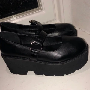 Plattform skor/ platåskor  - Använda utomhus 1 gång, men tyvärr lite för små för mig. Lite små i storlek.  Sulan är 8,5 cm Platå.  Sista chansen att köpa är 4/9-21