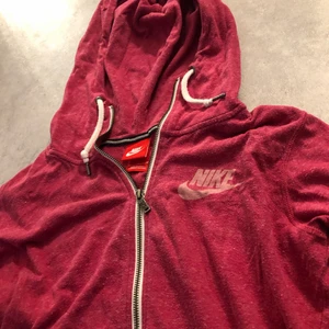 Zip hoodie - Storlek M🤍 använd till och från under några år🤍 frakt tillkommer🤍 (fraktkostnaden kan ändras)