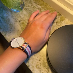 Klocka Daniel Wellington  - Jättefin Daniel Wellington klocka i fint skick. I rosé 