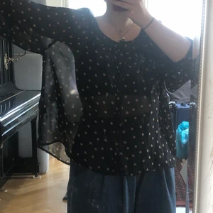 Luftig blus från HM storlek L - En jättesnygg luftig blus från HM, den är genomskinlig med beacha prickar, inga skador eller fläckar!