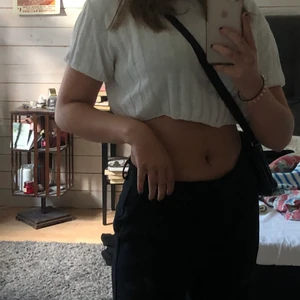 Topp - Säljer den här söta stickade toppen! Väldigt basic och lätt att styla. Köparen står för frakten💕