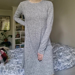 klänning - Jätteskön och mysig typ stickad klänning från bikbok! Den har bara blivit använd en gång så i nyskick! jättemysig att ha i höst/vinter!