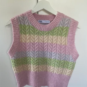 Zara  - Säljer denna snygga väst från zara, använd 1 gång. Säljer då det inte är min stil längre! 💞