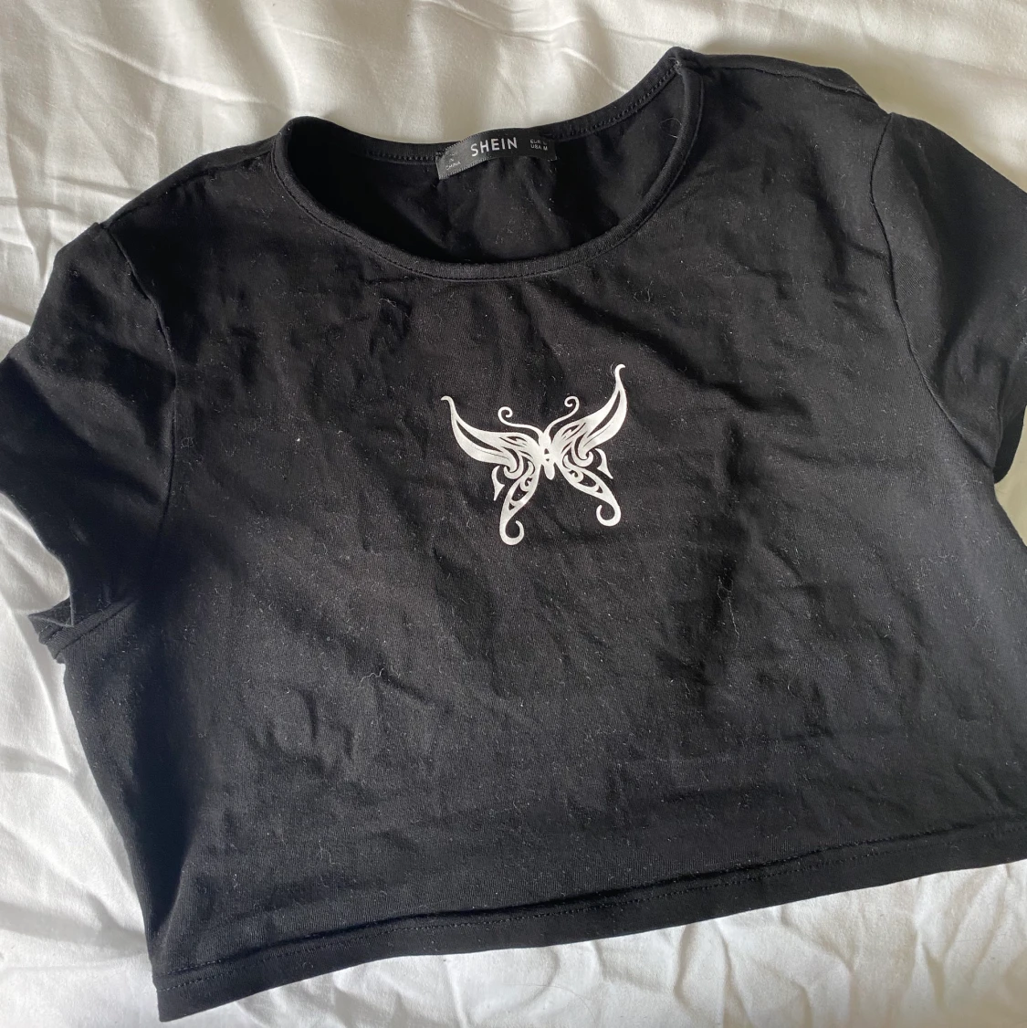 Svart croppad t-shirt