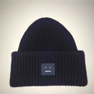 Acne mössa - Säljer min marinblå acnemössa! Fint skick, box tillkommer💖Äkta såklart, frakt tillkommer💗💗