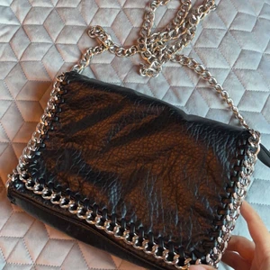 Väska  - Superfin väska som jag köpte från scorett för X antal år sedan men inte har kommit till så mycket använing därav säljer jag den😊