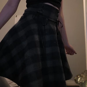 Shackrutig kjol med rosetter  - Skit bekväm tjock kjol perfekt för vintern, passar tyvärr inte mig så bra så har typ använt den två gånger men tycker om den jättemycket