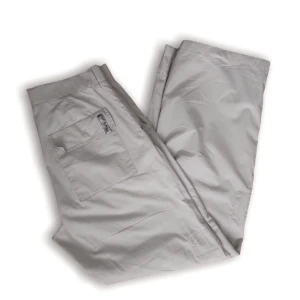 Calvin Klein chino pants | strl W32 - De perfekta beiga byxorna som alla behöver i sin garderob. De passar allt och är så fina! Går att styla till fest eller bara till en casual fit🤷‍♀️ De är i bra skick och passar både tjej & kille. Passar mig som oftast har M/38 i byxor.