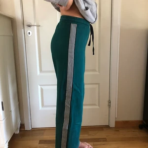 Gröna mjukisbyxor  - Ett par gröna mjukisbyxor i storlek XS från h&m, nyskick.