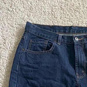 Vintage jeans - Mörkblåa lågmidjade och baggy jeans köpta på secondhand för 100kr💓 Passar mig som är 29 helt okej, lite små i låren och midjan, skulle nog passa mindre storlekar bättre och mer baggy 🥰 Aldrig använda