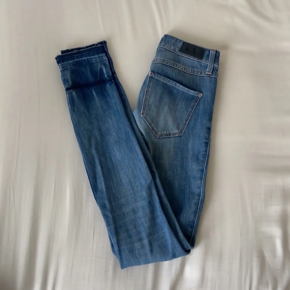 Super snygga skinny jeans från hollister! Står high waist men funkar lika bra som low elr mid waist. W24 L30. Köptes för 600 kr. Jeans & Byxor.