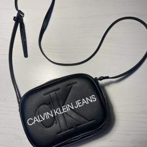 En svart Calvin Klein väska bra skick