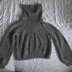Stickad polotröja strl S - Mysig stickad polotröja från bikbok i storlek S. Mycket bra skick!