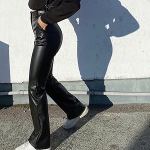 Skinnbyxor  - Säljer dessa snygga skinnbyxor från madlady. Storlek XS-32. Frakt tillkommer 