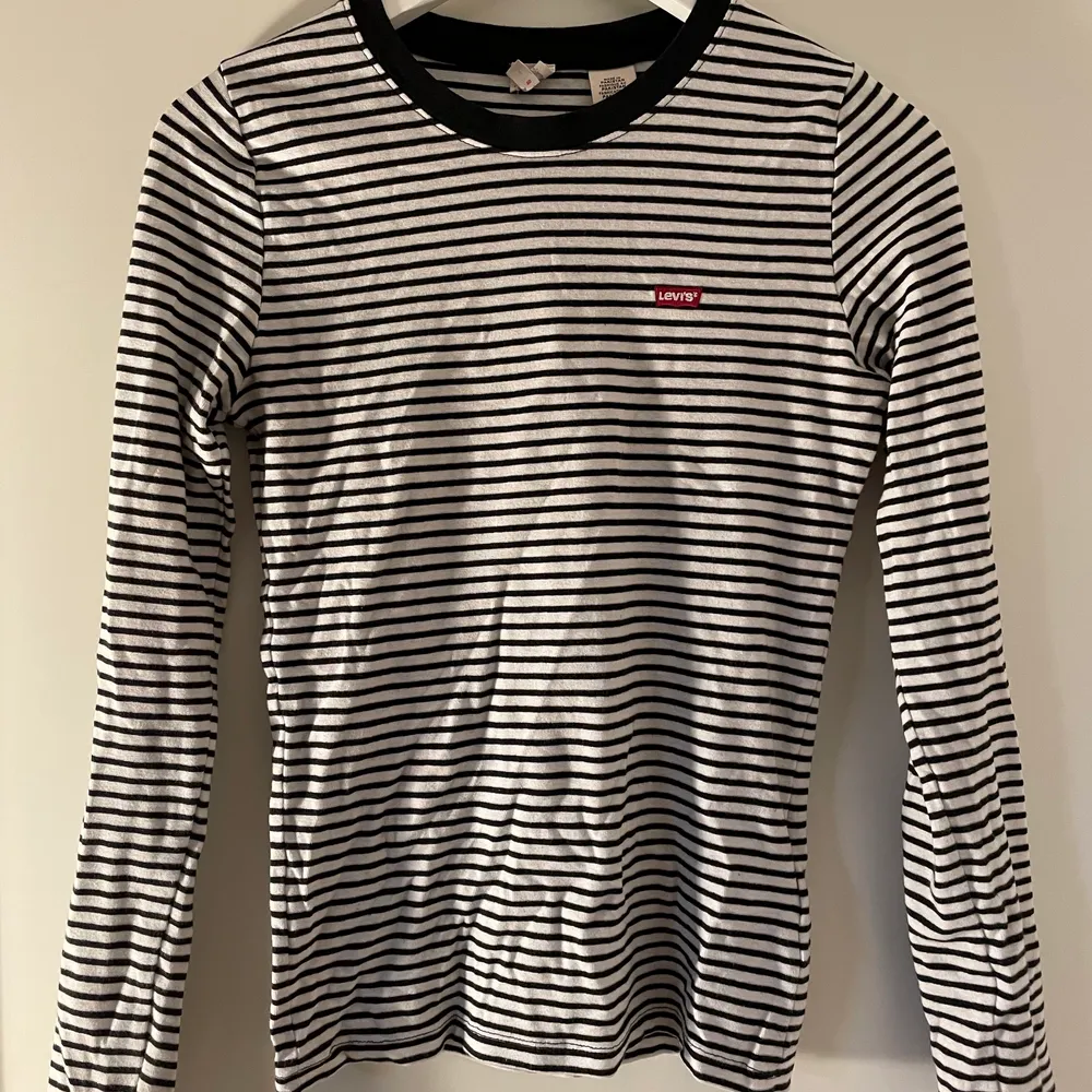 Snygg randig tröja som börjar bli trendigt igen! Det är en XS men passar absolut som en S också, köparen står för frakten💖. Tröjor & Koftor.