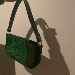 Grön axelväska  - Jätte fin grön väska som piffar upp outfiten 