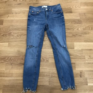 Zara  - Ett par byxor från zara med hål på knäna med stretchig tyg. Sitter bra på kroppen och i väldigt bra skick! Köptes för 300.