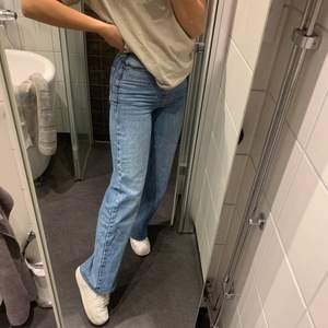 Mörkblå jeans (jag är 166), köparen står för frakten