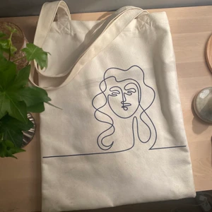 Tygpåse  - Säljer denna tygpåse i nyskick, har aldrig används och har så många liknande så vill dela med mig av härligheterna så att säga💓 skriv för fler bilder, frågor och intresse 