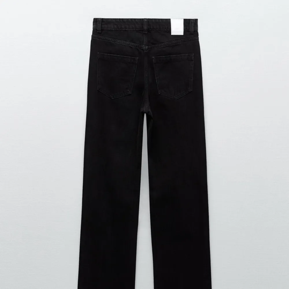 Svarta zara jeans, säljer då det tyvärr var för små för mig men jättefin tvätt på de och endast testade💞💞 (Pris kan alltid diskuteras vid snabbaffär). Jeans & Byxor.