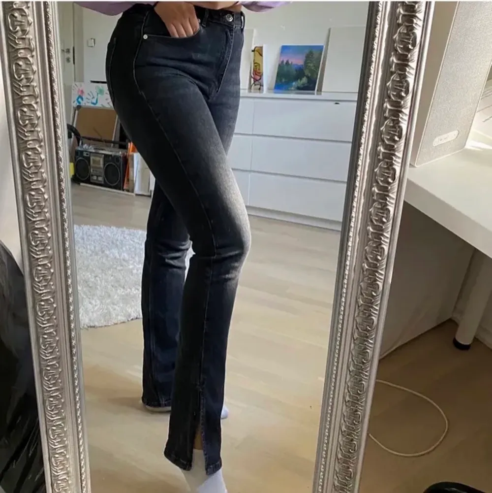 !!Första bilden lånad!!! Säljer mina populära zara jeans med slits. Knappt använda och där av i bra skick. Storlek 40, och jag är ca 168. Frakt 66kr + spårbart.💞. Jeans & Byxor.