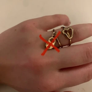 Guldringar - Supersöta ringar, en med ett hjärta och en med ett lås💓 Tror de är från glitter men inte säker. Justerbara! Ringen med lås är såld. 