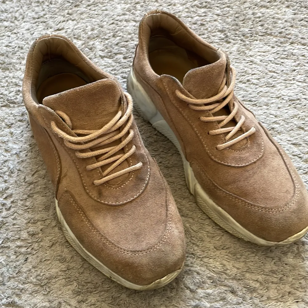 Rizzo Sneakers i beige mocka,  använd fåtal ggr ordinarie pris 1500:-, säljes för endast 250:-  st 37. Skor.