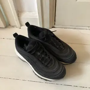 Nike Air Max 97 i svart med reflex i bra skick 