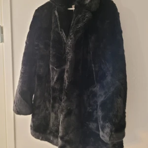 Fuskpäls - Fuskpäls i storlek 38. Nästintill oanvänd