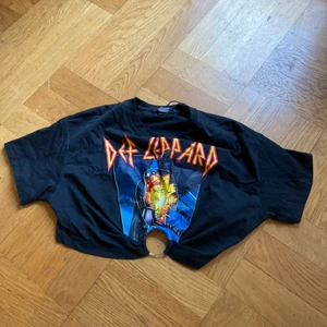 Def Leppard croptop storlek xs - Bershka Def Leppard croptop storlek xs