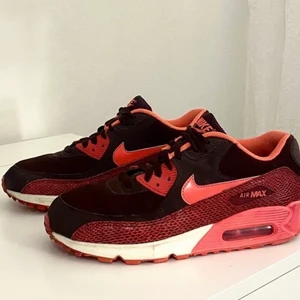 Nike Airmax sneakers - Snygga NIKE AIRMAX sneakers, storlek 40,5 Använd sporadiskt en vårsäsong, så i gott skick.  Skicka ett meddelande vid eventuell fundering!
