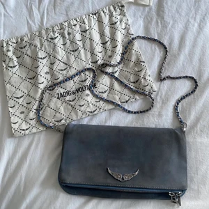 Zadig Voltaire väska  - Lagt upp på nytt pga oseriös köpare! Säljer denna väl använda zadig väska. Äkta! Stora modellen! Har tyvärr inget kvitto då den är köpt för längesen. Det långa banden och dustbag kommer med, tyvärr så har det korta bandet gått sönder men finns att köpa för 250kr på Zadig. Går att korsa bandet som syns på sista bilden💙💙💙 