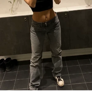 As snygga lågmidjade jeans!! - As snygga lågmidjade jeans ifrån zara!! Dem är helt slutsålda. Jeansen har några små slitningar och fläckar men det är verkligen inte ngt man tänker på! Säljer pågrund av att dem tyvärr blivit förstora för mig💕