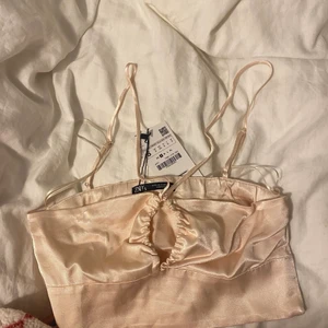 Världens finaste satintopp från zara - Så fint och köpt i marbella💓💓💓oanvänd 
