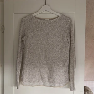 Tjocktröja  - Supercool lite tjockare tröja från hm. Den är vit, grå och svart. Köpare står för eventuell frakt ❤️‍🔥❤️‍🔥